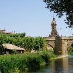 Cruzada por un río entre viñedos, esta villa medieval de casonas y castillo es uno de los pueblos más bonitos de La Rioja